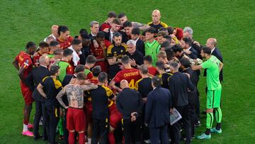 Budapest (Hungary), 01/06/2023.- Head coach Jose Mourinho (C) of AS Roma talks to his team after losing the penalty shootout of the UEFA Europa League final soccer match Sevilla vs. AS Roma at Puskas Arena in Budapest, Hungary, 01 June 2023. Sevilla won the penalty shootout 4-1 after the match ended in a 1-1 tie. (Hungría) EFE/EPA/Zsolt Czegledi HUNGARY OUT
