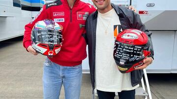 Bagnaia y Mart¨ªn con sus cascos intercambiados.