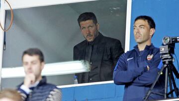 Simeone en un palco del Ciudad de Valencia al estar sancionado.