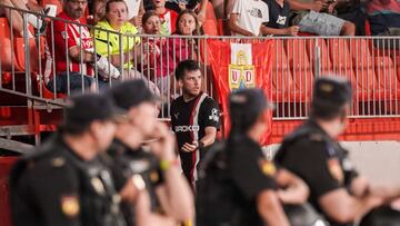 26-09-25. GUILLE ROSAS SE RETIRA AL VESTUARIO TRAS SER EXPULSADO EN EL PARTIDO DE ALMERÍA POR UNA ACCIÓN POLÉMICA.