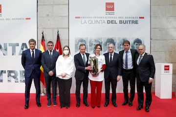 Los premiados posan con Isabel Díaz Ayuso.