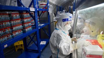 FILE PHOTO: Staff members of Sichuan Provincial People's Hospital test nucleic acid samples inside a mobile laboratory set up at a sports centre, following the coronavirus disease (COVID-19) outbreak in Chengdu, Sichuan province, China September 4, 2022. cnsphoto via REUTERS ATTENTION EDITORS - THIS IMAGE WAS PROVIDED BY A THIRD PARTY. CHINA OUT./File Photo