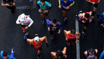 GRAF6015. SAN SEBASTIÁN, 25/11/2018.-Los participantes en la 41ª edición del Zurich Maratón de San Sebastián, en la que se ha impuesto el keniano David Kiprono Meto, a su paso hoy por el paseo de La Concha. EFE/Javier Etxezarreta.