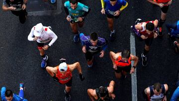 GRAF6015. SAN SEBASTI&Aacute;N, 25/11/2018.-Los participantes en la 41&ordf; edici&oacute;n del Zurich Marat&oacute;n de San Sebasti&aacute;n, en la que se ha impuesto el keniano David Kiprono Meto, a su paso hoy por el paseo de La Concha. EFE/Javier Etxezarreta.