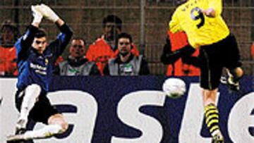 <B>KOLLER NO PERDONÓ</B>. El delantero alemán ya marcó en el partido de ida y tampoco falló en Dortmund: marcó el gol del Borussia.