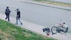 Un chico amenazando a un ladr&oacute;n de bicis de BMX