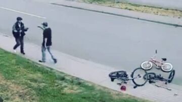 Un chico amenazando a un ladrón de bicis de BMX