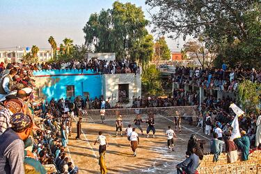 Varios reclusos participan en un torneo de voleibol en el patio de la prisión provincial de Nangarhar, en la ciudad de Jalalabad (Afganistán), ante la atenta mirada de sus compañeros, que abarrotan las instalaciones del recinto subidos incluso en los tejados. El voleibol es uno de los deportes más populares en Afganistán. 