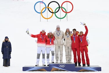 Los medallistas posan juntos en el podio tras recibiri sus correspondientes medallas. Francia conisguió la medalla de oro y Suiza, la de plata.