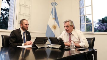 Handout photo released by Argentina&#039;s Presidency of Argentine President Alberto Fernandez (L) and Economy minister Martin Guzman talking by phone with the IMF Director Kristalina Georgieva in Olivos, Buenos Aires outskirt, Argentina on March 20, 2020. (Photo by ESTEBAN COLLAZO / Argentina&#039;s Presidency Press Office / AFP) / RESTRICTED TO EDITORIAL USE - MANDATORY CREDIT &quot;AFP PHOTO / ARGENTINA&#039;S PRESIDENCY / Esteban COLLAZO &quot; - NO MARKETING - NO ADVERTISING CAMPAIGNS - DISTRIBUTED AS A SERVICE TO CLIENTS