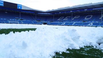 Nieve en el c¨¦sped del estadio de Mendizorroza.