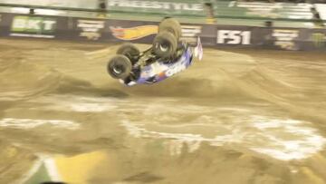 Hace el primer mortal de la historia con un 4x4 gigante: ¡qué salvajada!