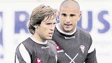 <b>EN FORMA. </b>Corona y Aranda celebran el gol del Alba en Málaga.