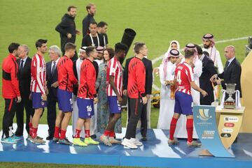 Los jugadores del Atlético de Madrid recogiendo sus medallas tras su derrota ante el Real Madrid.