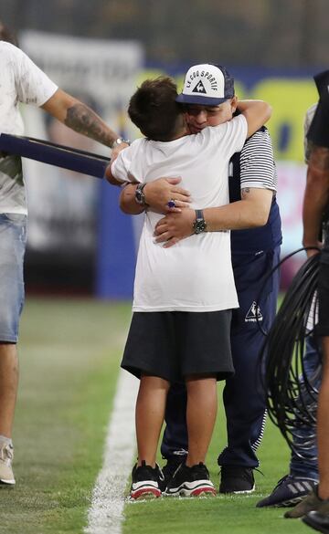 El Boca Juniors ganó la Superliga Argentina ante la mirada del ídolo Maradona, que recibió el homenaje de toda su familia futbolística.