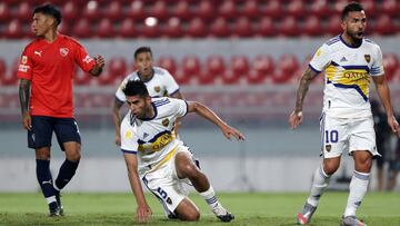 AVELLANEDA, ARGENTINA - MARCH 28: Carlos Zambrano (C) of Boca Juniors celebrates after scoring the first goal of his team during a match as part of Copa de la Liga Profesional 2021 between Independiente and Boca Juniors at Estadio Libertadores de America on March 28, 2021 in Avellaneda, Argentina. (Photo by Daniel Jayo/Getty Images)