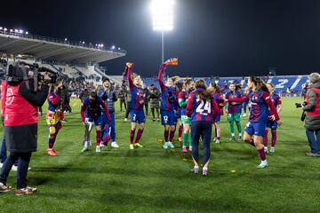 Las jugadoras del FC Barcelona celebran en el césped del estadio de Butarque, en Leganés, la victoria ante el Levante y su cuarto título de la Supercopa de España.