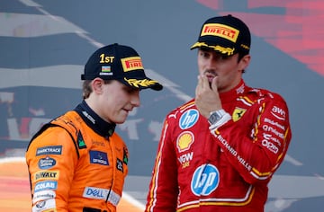 Oscar Piastri (McLaren) y Charles Leclerc (Ferrari). Bakú, Azerbaiyán. F1 2024.