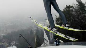 <b>ATERRIZAJE. </b>Schlierenzauer, durante la competición de ayer.