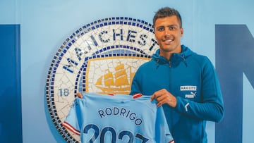 Rodri Hernández, jugador del Manchester City, posa con una camiseta tras renovar su contrato hasta 2027.