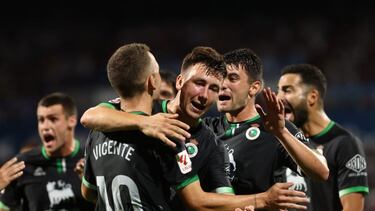 Los jugadores del Racing celebran su gol ante el Real Zaragoza.