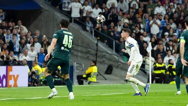 3-0. Sensacional asistencia por alto de Brahim Díaz, controla Federico Valverde con un 'sombrerito' para superar a Marc Guéhi y empala con la derecha el balón, cruzado y batir a Gianluigi Donnarumma.