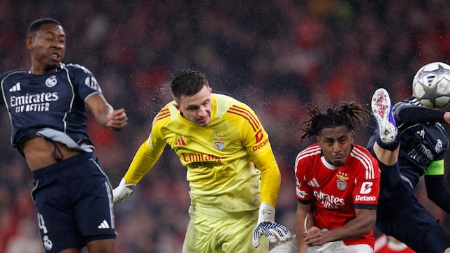 Mou does it again: Benfica’s Ukrainian keeper Trubin scores in the last minute to qualify for Champions League playoffs