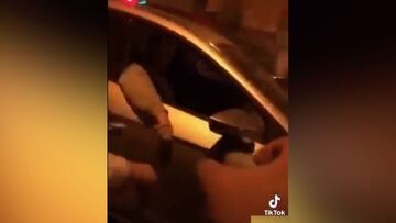 De botellón en el coche en marcha, le pasan la copa al de al lado y... ¡es la policía!