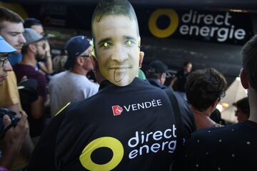 Un aficionado porta una máscara que representa a Thomas Voeckler delante del autobús del equipo de ciclismo de Direct Energie.