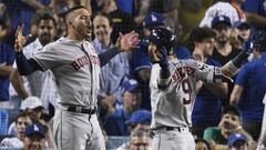 Marwin Gonz&aacute;lez y Carlos Correa celebran uno de los numerosos home runs que se lograron en entradas extra en el triunfo de los Astros.