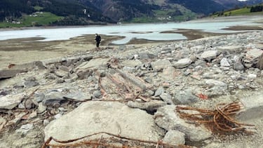 Emerge un pueblo perdido en un lago de Italia