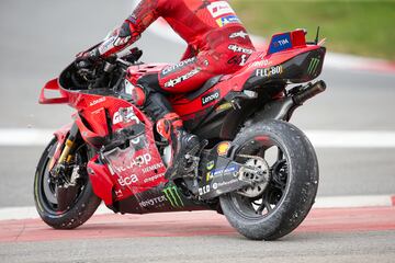 Así quedó la moto de Francesco Bagnaia tras su caída en la vuelta 21 de la carrera del GP de Portugal. 