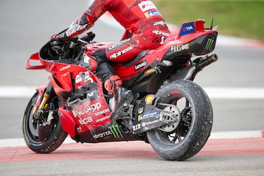 Así quedó la moto de Francesco Bagnaia tras su caída en la vuelta 21 de la carrera del GP de Portugal. 