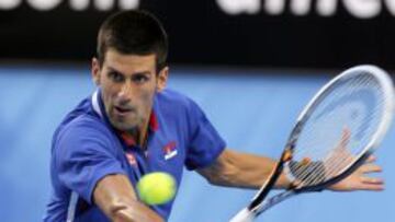 Novak Djokovic resta un servicio de Fernando Verdasco durante la final de la Copa Hopman.