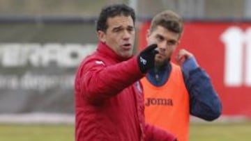 Luis García da órdenes.