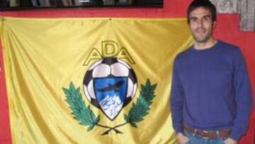 Rub&eacute;n Sanz posando con la bandera del Alcorc&oacute;n. 