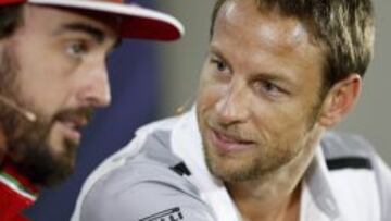 Jenson Button mostr&oacute; su complicidad con Alonso durante la rueda de prensa.