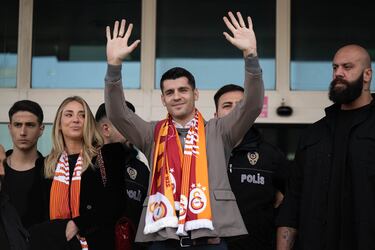 Álvaro Morata a su llegada a Estambul acompañado por su mujer, Alice Campello. 