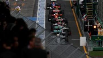 Hamilton y una fila de monoplazas a sus espaldas, esperan a que el sem¨¢foro se ponga en verde para salir al asfalto de Albert Park.