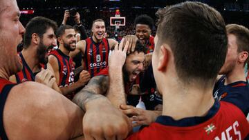 Markus Howards, felicitado por sus compañeros, tras ganar el 29 de diciembre al Real Madrid.