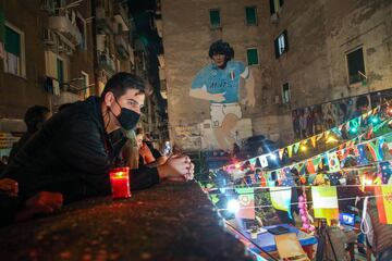 Los aficionados homenajean a Maradona en las calles de Nápoles.