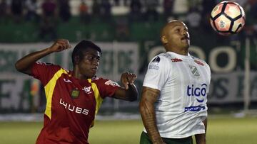 Bolivia&#039;s Oriente Petrolero player Maximiliano Freitas (R) vies for the ball with Bryan Carabali (L) of Ecuador&#039;s Deportivo Cuenca during their South American Cup football match at the Ramon Aguilera Costas Stadium, in Santa Cruz, on April 6, 2017. / AFP PHOTO / ar / AIZAR RALDES