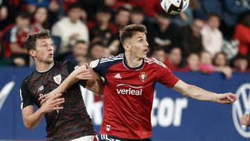 PAMPLONA, 25/05/2023.- El delantero croata de Osasuna Ante Budimir (d) lucha con Mikel Vesga, del Athletic, durante el partido de la jornada 36 de LaLiga que Osasuna y Athletic de Bilbao disputan este jueves en el estadio de El Sadar, en Pamplona. EFE/Jesús Diges