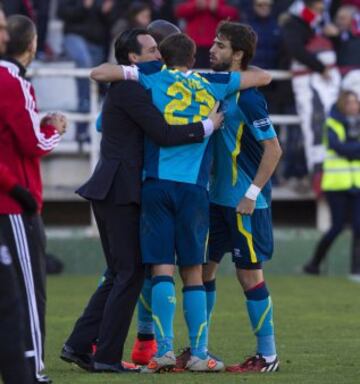 Emery celebra con sus jugadores la victoria conseguida.