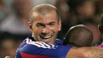<B>FELIZ VUELTA.</B> Ha quedado demostrado que Francia necesitaba el juego de un Zidane que ha vuelto a recuperar la sonrisa con los suyos.