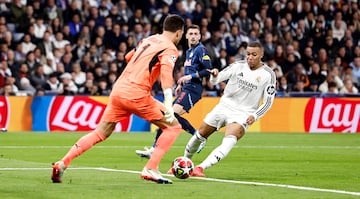 3-0. El portero del Salzburgo, Janis Blaswich, se la con el control del baln en el rea peque?a y Kylian Mbapp atento, le roba la posesin y marca a placer el tercero del conjunto blanco.