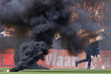 El partido llevaba seis minutos de juego cuando varios hinchas locales saltaron al campo con begalas y botes de humo. Su intención era reventar el partido. Y lo consiguieron.