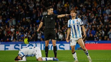 SAN SEBASTI?N, 02/01/2024.- El centrocampista japon¨¦s de la Real Sociedad Takefusa Kubo (d) se lamenta tras fallar una ocasi¨®n durante el encuentro correspondiente a la jornada 19 de Laliga EA Sports que disputan hoy martes Real Sociedad y Alav¨¦s en el Reale Arena de San Sebasti¨¢n. EFE/ Juan Herrero