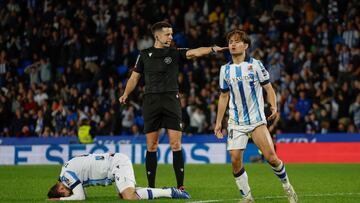 SAN SEBASTIÁN, 02/01/2024.- El centrocampista japonés de la Real Sociedad Takefusa Kubo (d) se lamenta tras fallar una ocasión durante el encuentro correspondiente a la jornada 19 de Laliga EA Sports que disputan hoy martes Real Sociedad y Alavés en el Reale Arena de San Sebastián. EFE/ Juan Herrero
