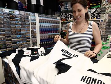 La venta de camisetas de Cristiano Ronaldo sigue creciendo en toda Italia. Portuguese football superstar transfer from Real Madrid to Italy's Juventus was announced on July 10. / AFP PHOTO / Isabella Bonotto